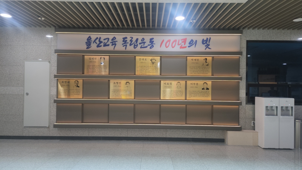 그림입니다.

원본 그림의 이름: 최종설치사진.jpg

원본 그림의 크기: 가로 4000pixel, 세로 2252pixel

사진 찍은 날짜: 2024년 09월 27일 오후 3:05

카메라 제조 업체 : samsung

카메라 모델 : SM-F936N

프로그램 이름 : F936NKSS4FXH1

F-스톱 : 1.8

노출 시간 : 1/60초

ISO 감도 : 50

색 대표 : sRGB

노출 모드 : 자동

35mm 초점 거리 : 23

프로그램 노출 :